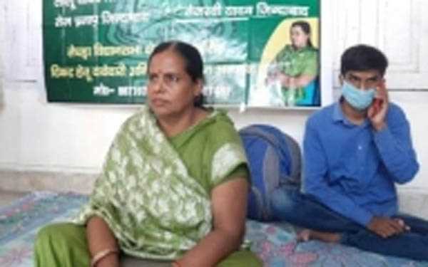 बिहार : टिकट दावेदार अपना रहे तरह-तरह के हथकंडे, महिला धरने पर बैठी